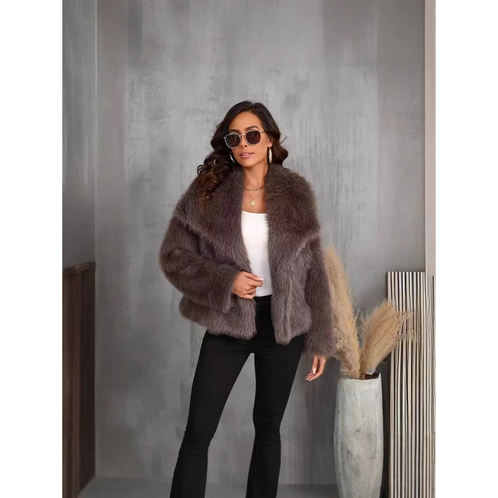 Winter Fur Coat Mink Fur Short Loose Large Collar Women's Top plus Size Fluffy Short Style European Fashion Synthetic Fur
Winter Fur Coat Mink Fur Short Loose Large Collar Women's Top plus Size Fluffy Short Style European Fashion Synthetic Fur