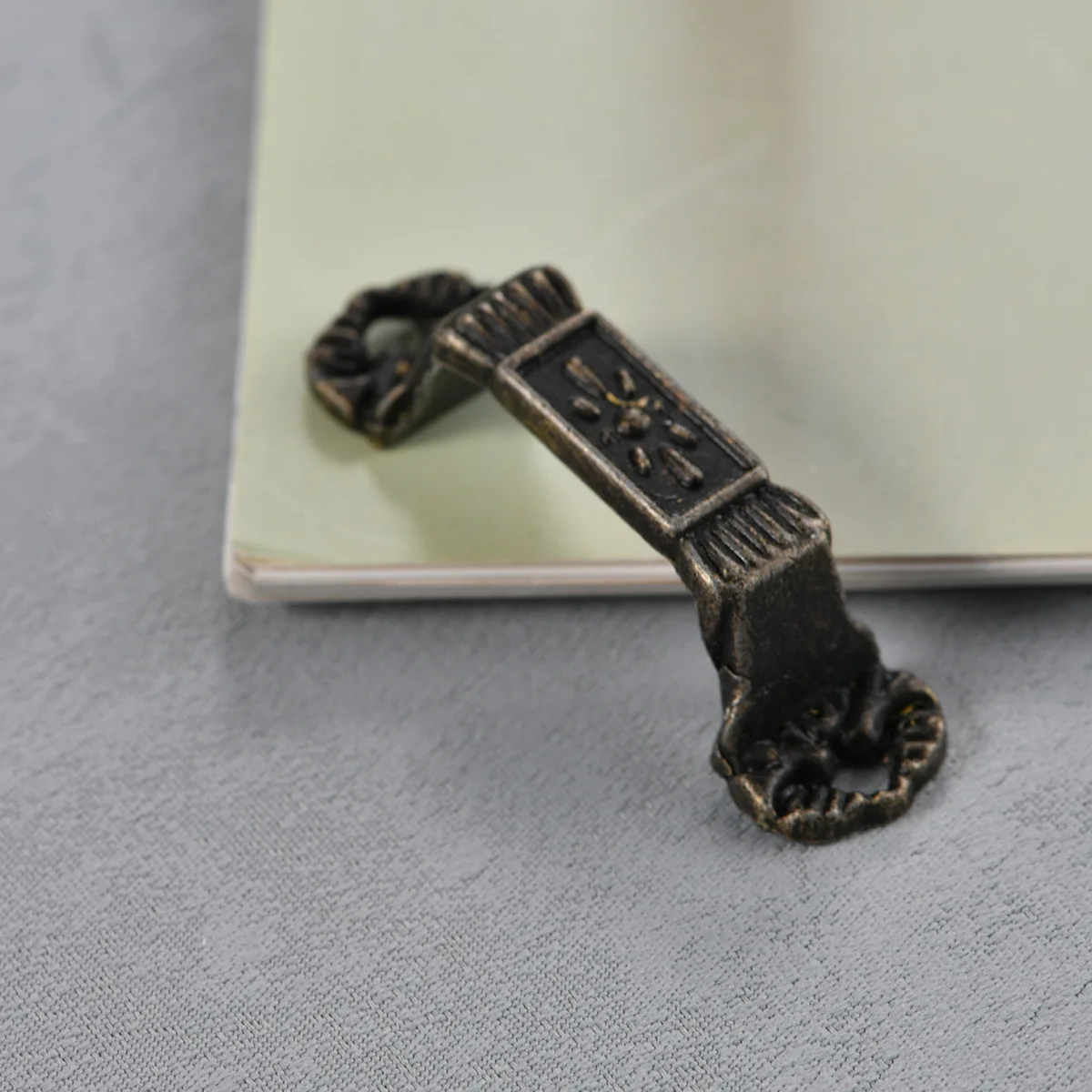 New Chinese Decoration Antique Drawer Cabinets Decorated with Zinc Alloy Bronze Handle Mini Jewelry Box.
New Chinese Decoration Antique Drawer Cabinets Decorated with Zinc Alloy Bronze Handle Mini Jewelry Box.