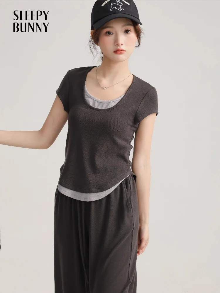 Sporty Casual Slim Fit Gray Short Sleeve T-Shirt Fake Two-Piece Layered Design Athletic Chic Top Women Everyday Fashion Outfits
Sporty Casual Slim Fit Gray Short Sleeve T-Shirt Fake Two-Piece Layered Design Athletic Chic Top Women Everyday Fashion Outfits