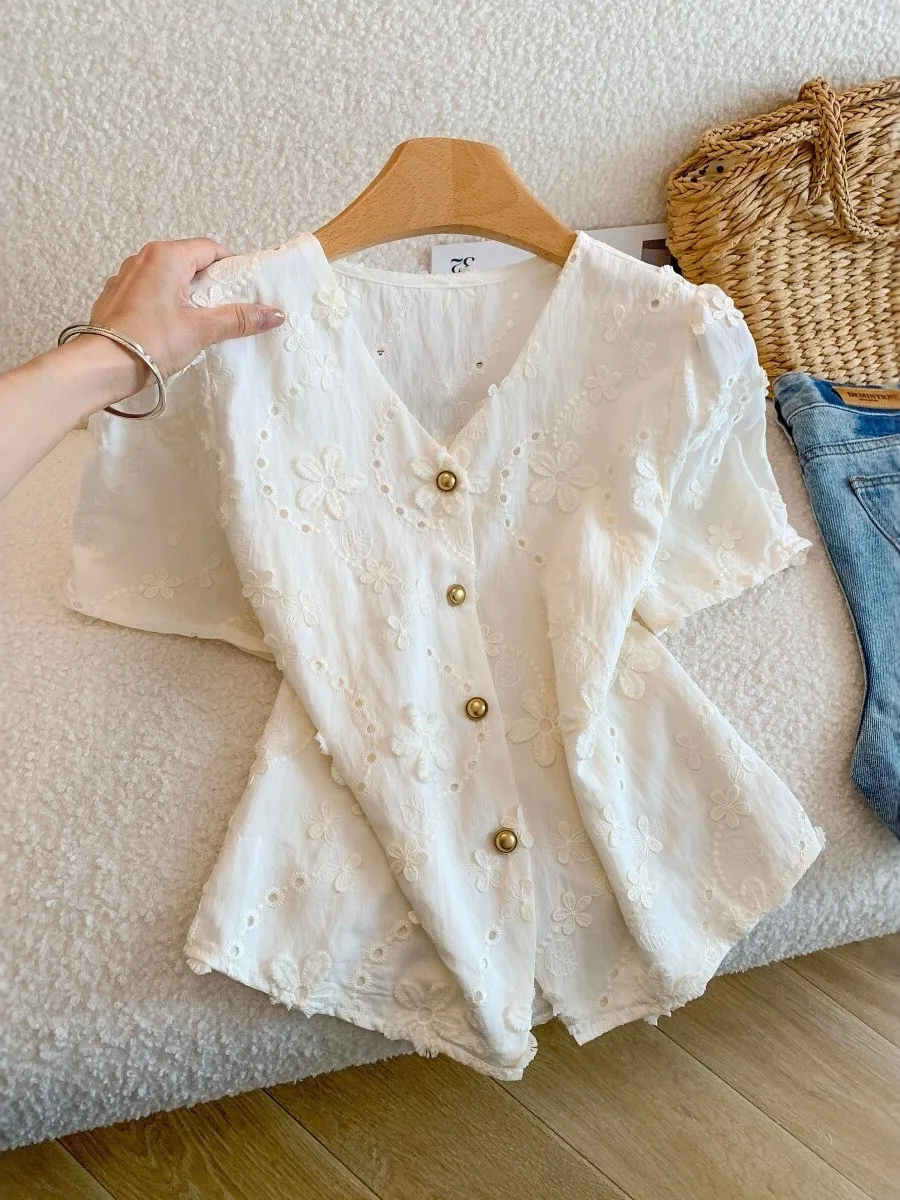 Elegant V-neck Embroidered Hollow out Loose Fit Women's Shirt Summer Fashion Slimming Top French Style Short Sleeve Breathable
Elegant V-neck Embroidered Hollow out Loose Fit Women's Shirt Summer Fashion Slimming Top French Style Short Sleeve Breathable