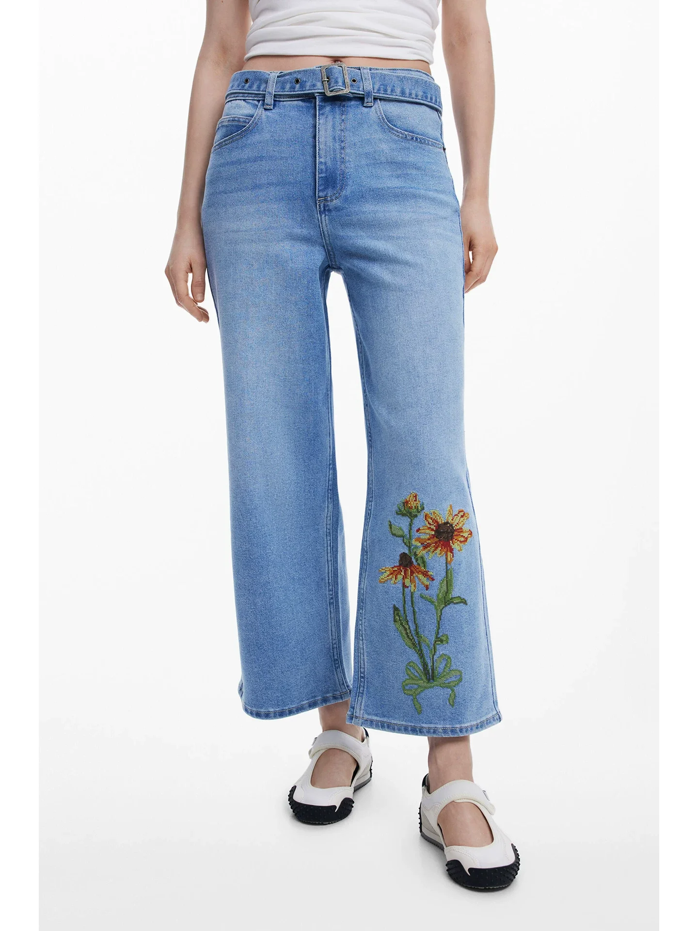 Spanish embroidered sunflower straight-leg slimming jeans for export original order
Spanish embroidered sunflower straight-leg slimming jeans for export original order