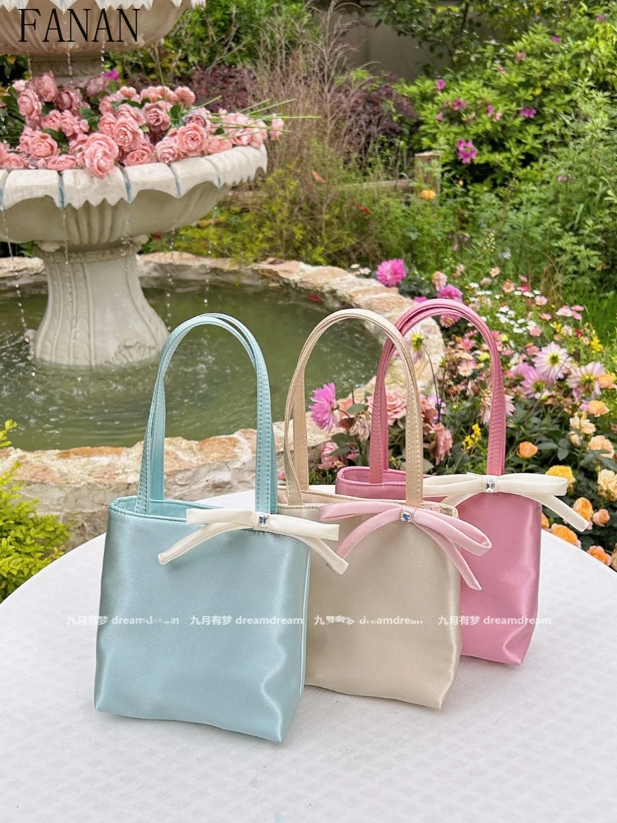 Romantic Satin Bow Rhinestone Versatile Cute Small Square Bag Female 2025 New Sweet Handbag Elegant Shoulder Bags for Women
Romantic Satin Bow Rhinestone Versatile Cute Small Square Bag Female 2025 New Sweet Handbag Elegant Shoulder Bags for Women