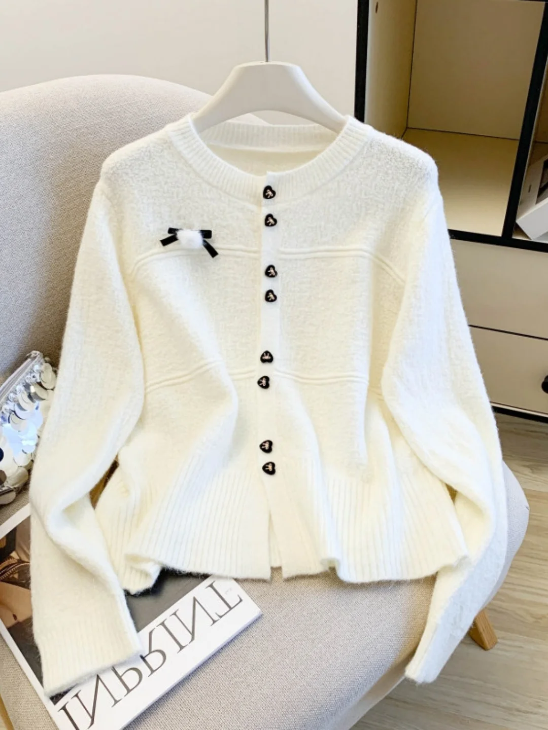 French Style Knitted Sweater Women's Early Spring 2026 New High-End Slimming Knitwear Heart Buckle Soft Polyester Long Sleeve
French Style Knitted Sweater Women's Early Spring 2026 New High-End Slimming Knitwear Heart Buckle Soft Polyester Long Sleeve