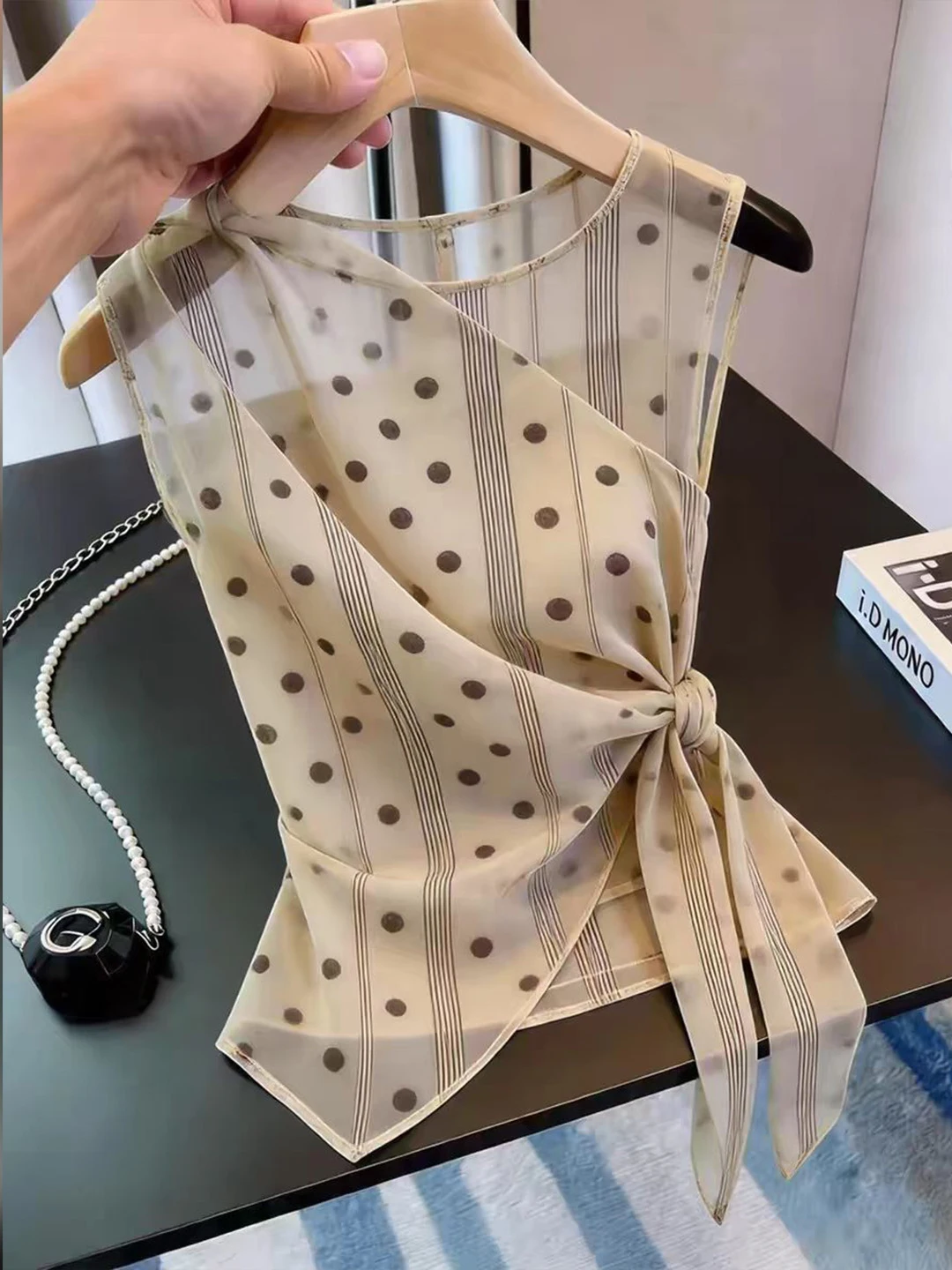 Slimming Polka Dot Sleeveless Top Chic Design Korean Style Summer Vest for Younger Looking Commute Fashion Casual Wear
Slimming Polka Dot Sleeveless Top Chic Design Korean Style Summer Vest for Younger Looking Commute Fashion Casual Wear