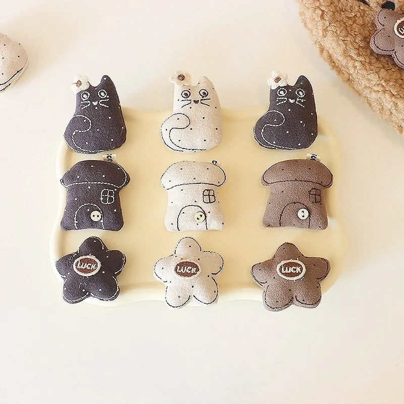 Брошь-украшение в виде корейского домика для кошек, милый дизайн, универсальная брошь для сумок, обуви, головных уборов, осень-зима
Брошь-украшение в виде корейского домика для кошек, милый дизайн, универсальная брошь для сумок, обуви, головных уборов, осень-зима