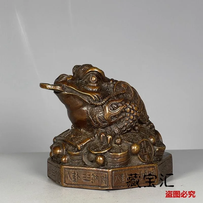 Return real thing old collection, the lucky Nafu gold ingot toad three-legged gold toad pure whole copper ware.
Return real thing old collection, the lucky Nafu gold ingot toad three-legged gold toad pure whole copper ware.