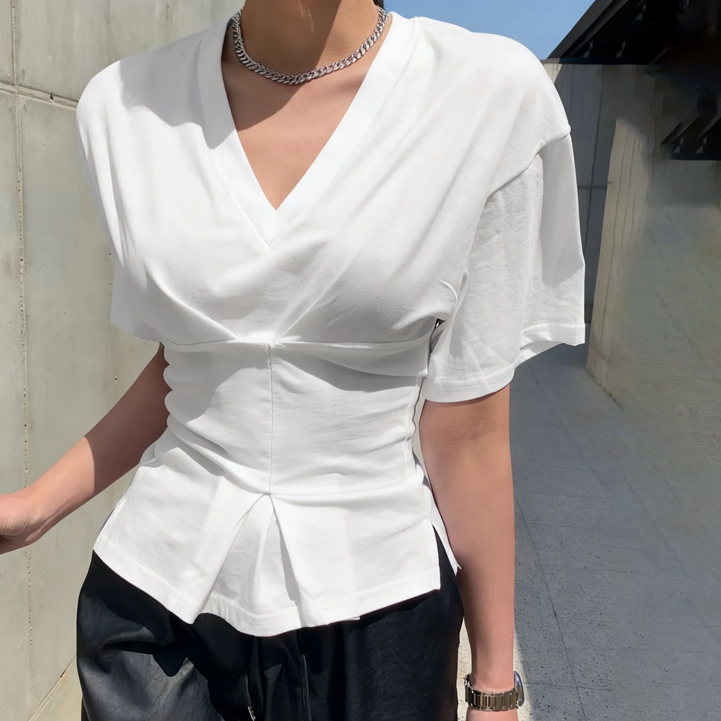 New Solid Color Casual V-neck Waist Thin Pleated Slim Short-sleeved T-shirt Temperament Commuter Top Women
New Solid Color Casual V-neck Waist Thin Pleated Slim Short-sleeved T-shirt Temperament Commuter Top Women