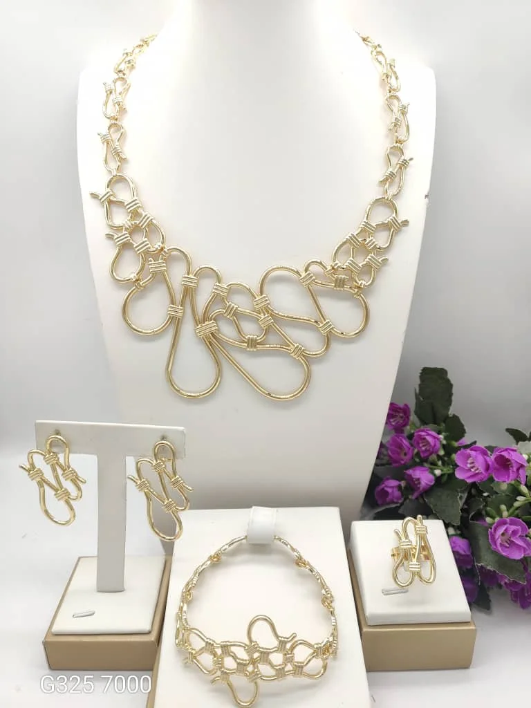 Dubai Luxury 18K Gold Plated Jewelry Set for Women Necklace Bracelet Ring Earrings Perfect for Party Wedding Daily Wear Gifts
Dubai Luxury 18K Gold Plated Jewelry Set for Women Necklace Bracelet Ring Earrings Perfect for Party Wedding Daily Wear Gifts