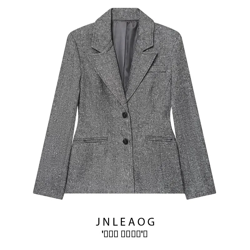 JNLEAOG Осенняя новинка: Женский модный костюм из оригинальной смесовой ткани с юбкой и пиджаком свободного кроя с драпировкой и длинными рукавами
JNLEAOG Осенняя новинка: Женский модный костюм из оригинальной смесовой ткани с юбкой и пиджаком свободного кроя с драпировкой и длинными рукавами