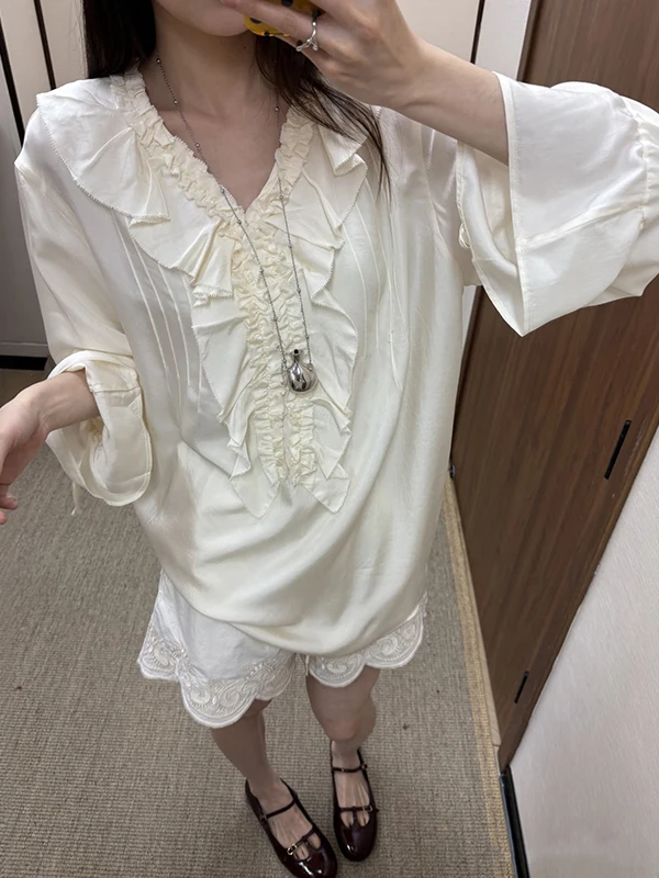 Elegant Smooth Lace Trim V-Neck Bell Sleeve Shirt French Style Loose Fit Spring Summer New Arrival Women's Fashion Shirt
Elegant Smooth Lace Trim V-Neck Bell Sleeve Shirt French Style Loose Fit Spring Summer New Arrival Women's Fashion Shirt