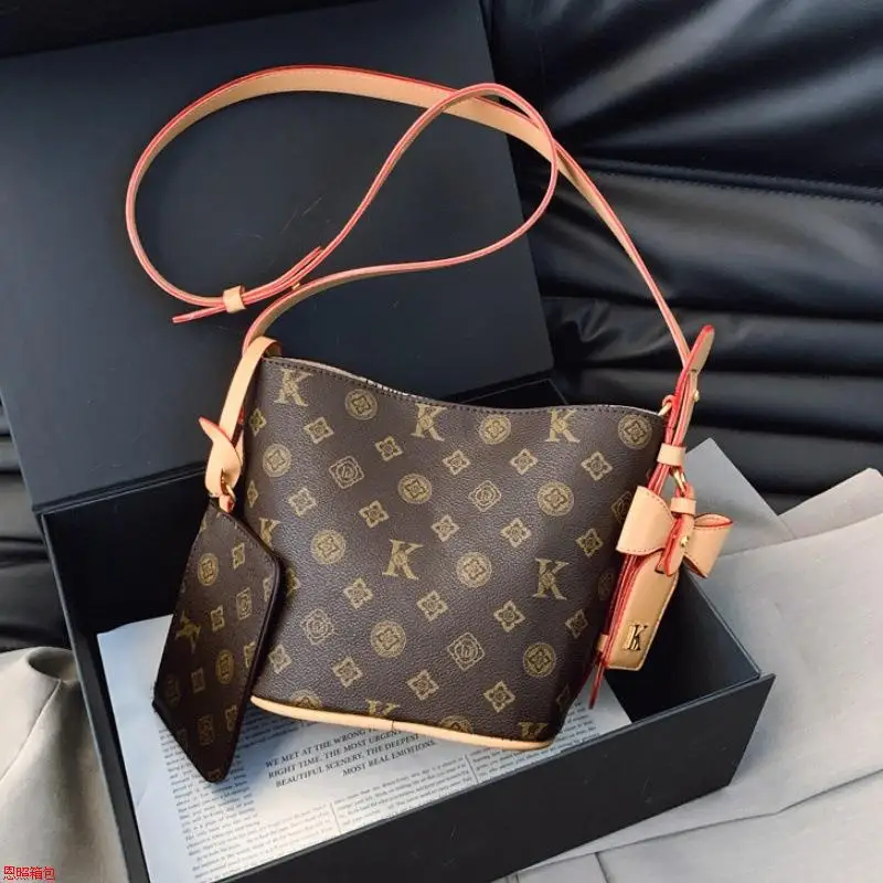  Сумка-ведро с принтом 202, роскошная женская сумочка подмышками, модная сумка через плечо, универсальная сумка «день-ночь», шикарная пригородная сумка
Сумка-ведро с принтом 202, роскошная женская сумочка подмышками, модная сумка через плечо, универсальная сумка «день-ночь», шикарная пригородная сумка 