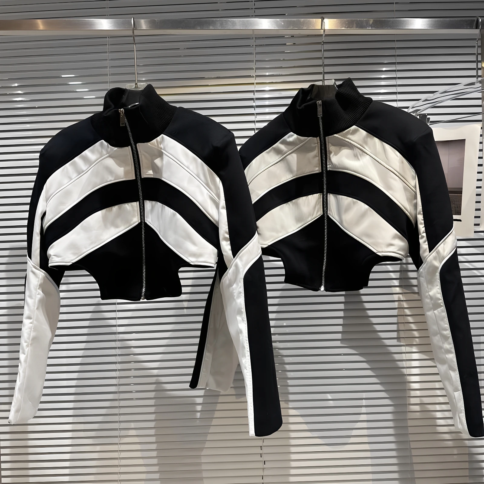 Street Sle ort Jaet 2025 Осень Новый сладкий и крутой пикантный цвет девушки Blo Waist Cinch High Ne oulder Pad в рубчик 
Street Sle ort Jaet 2025 Осень Новый сладкий и крутой пикантный цвет девушки Blo Waist Cinch High Ne oulder Pad в рубчик