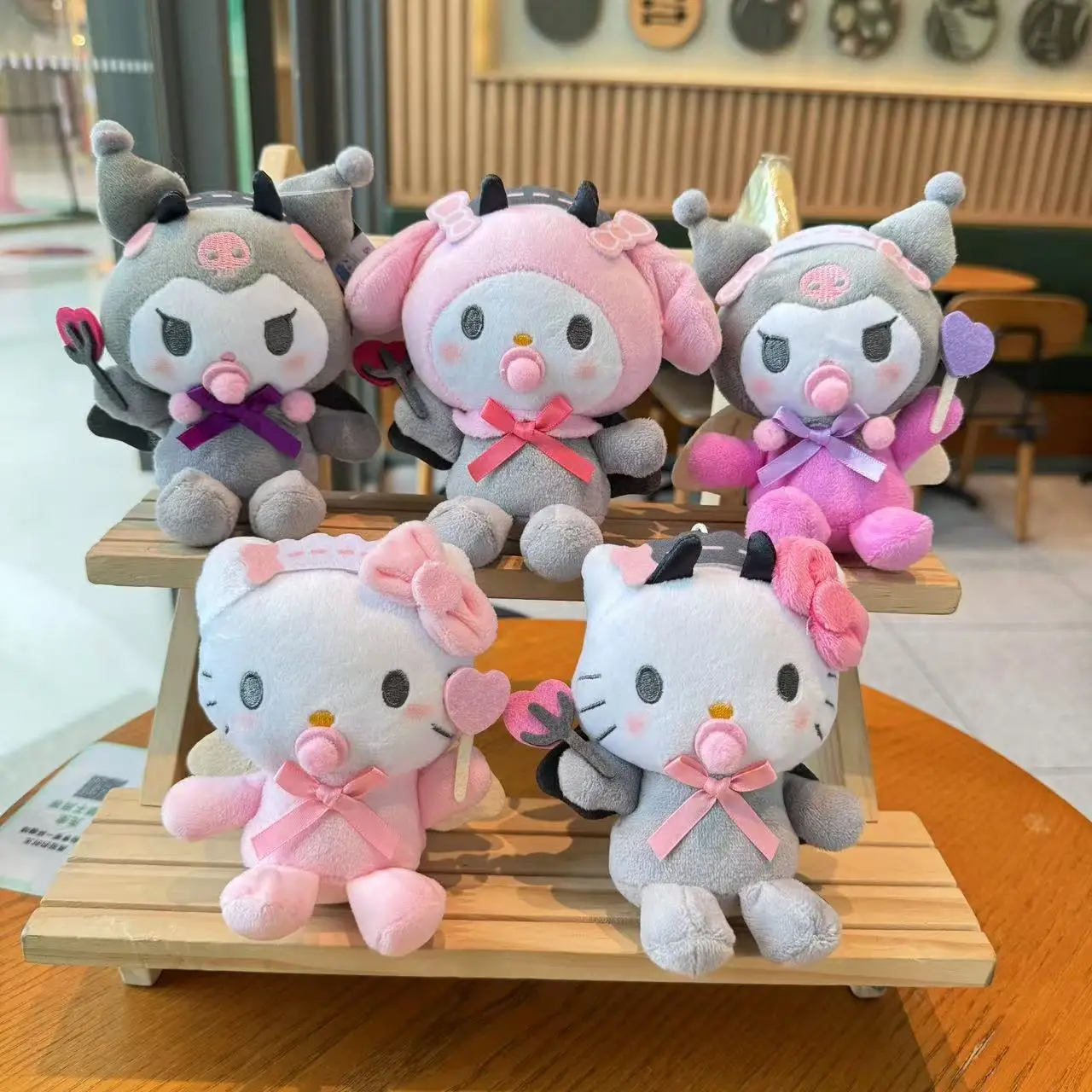 Sanrio плюшевая куроми Hello Kitty My Melody Angel Demon серии игрушка Kawaii мягкая кукла рюкзак подвеска брелки праздничный подарок
Sanrio плюшевая куроми Hello Kitty My Melody Angel Demon серии игрушка Kawaii мягкая кукла рюкзак подвеска брелки праздничный подарок