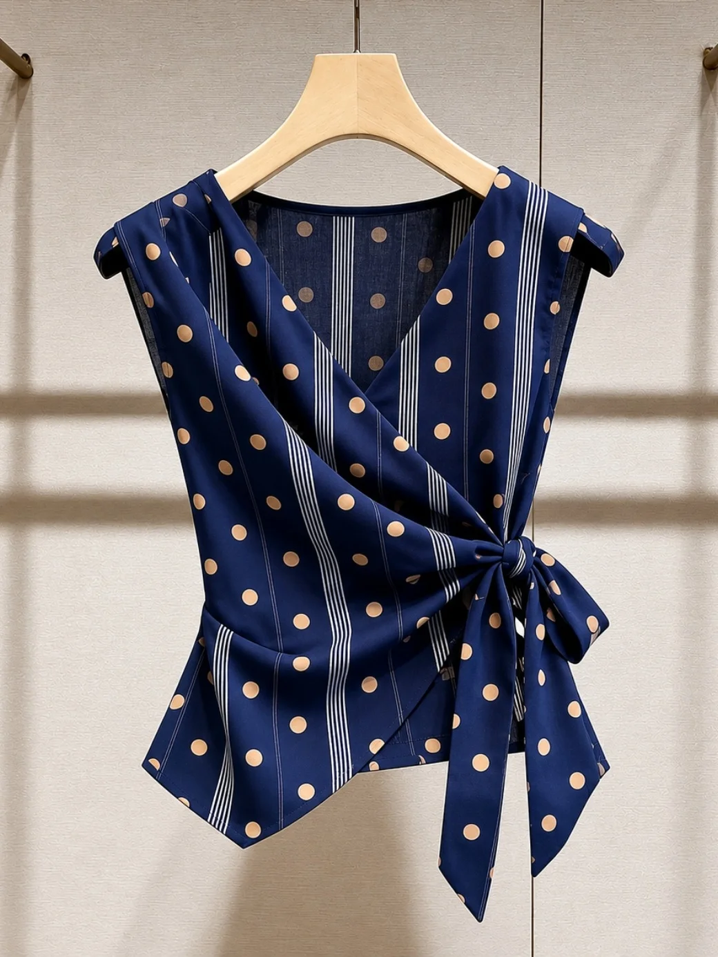Elegant V-Neck Waist-Cinched Sleeveless Vest Women's Slim Fit Top Summer Fashionable Versatile Print Design Knot Detail
Elegant V-Neck Waist-Cinched Sleeveless Vest Women's Slim Fit Top Summer Fashionable Versatile Print Design Knot Detail