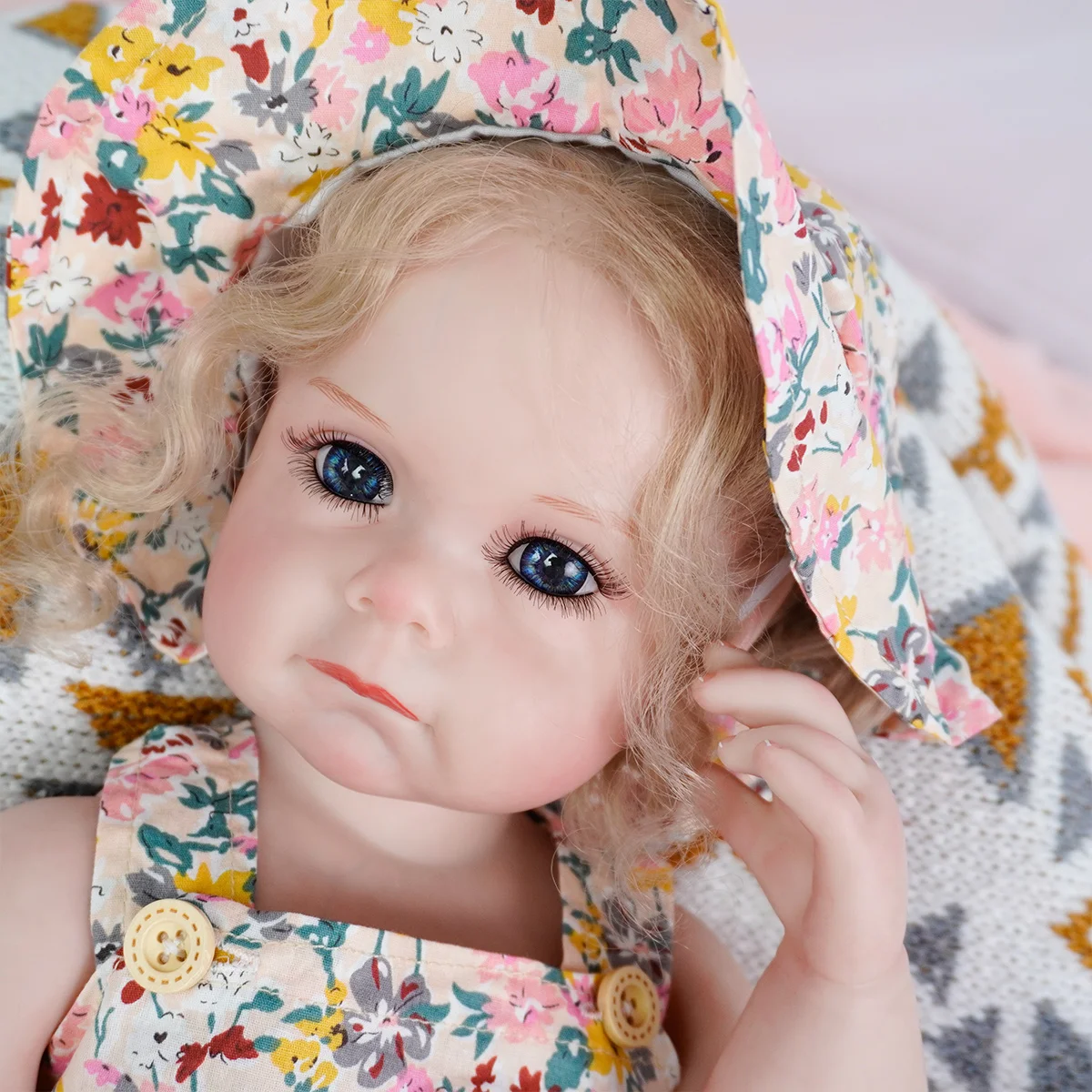 Rebirth dolls have dynamic and realistic expressions, with toy accessories, suitable for children over 3 years old and collector
Rebirth dolls have dynamic and realistic expressions, with toy accessories, suitable for children over 3 years old and collector