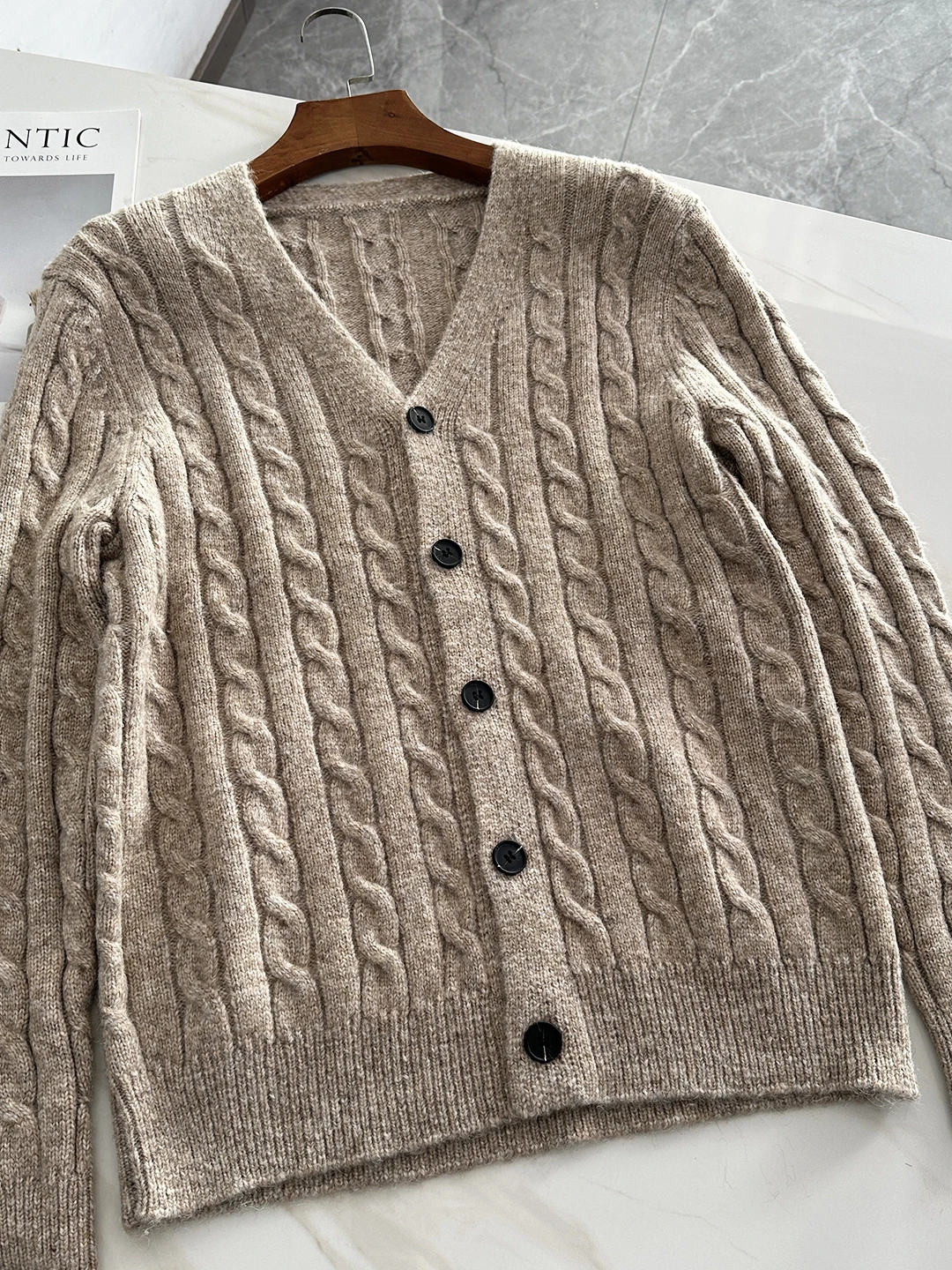 Высококачественный австралийский кардиган из шерсти альпаки eep, осенне-зимний мужской повседневный вязаный открытый кардиган с грубой иглой
Высококачественный австралийский кардиган из шерсти альпаки eep, осенне-зимний мужской повседневный вязаный открытый кардиган с грубой иглой