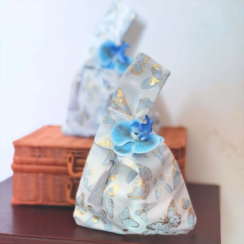 Flower Pendant Tassel Knot Wrist Bag Storage Purse Temperament New Chinese Style Handbag Sweet Hanfu Accessories
Flower Pendant Tassel Knot Wrist Bag Storage Purse Temperament New Chinese Style Handbag Sweet Hanfu Accessories