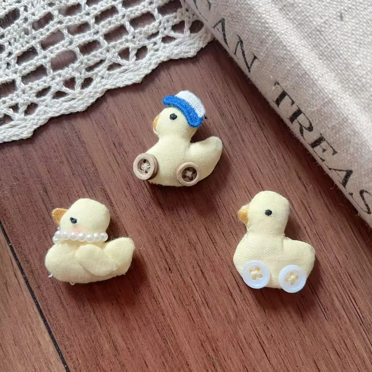 Cute Stuffed Mini Duck Fabric Brooch Hair Clasp for Children Shoes Socks Bag Hat Apparel Decoration Lightweight
Cute Stuffed Mini Duck Fabric Brooch Hair Clasp for Children Shoes Socks Bag Hat Apparel Decoration Lightweight
