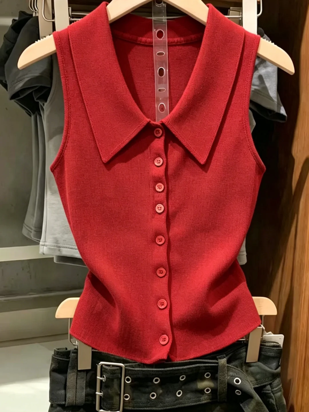 Korean Design Flip Collar Ice Silk Knitted Vest Women's Summer Style Single Button Versatile Slim Fit Sleeveless Top
Korean Design Flip Collar Ice Silk Knitted Vest Women's Summer Style Single Button Versatile Slim Fit Sleeveless Top