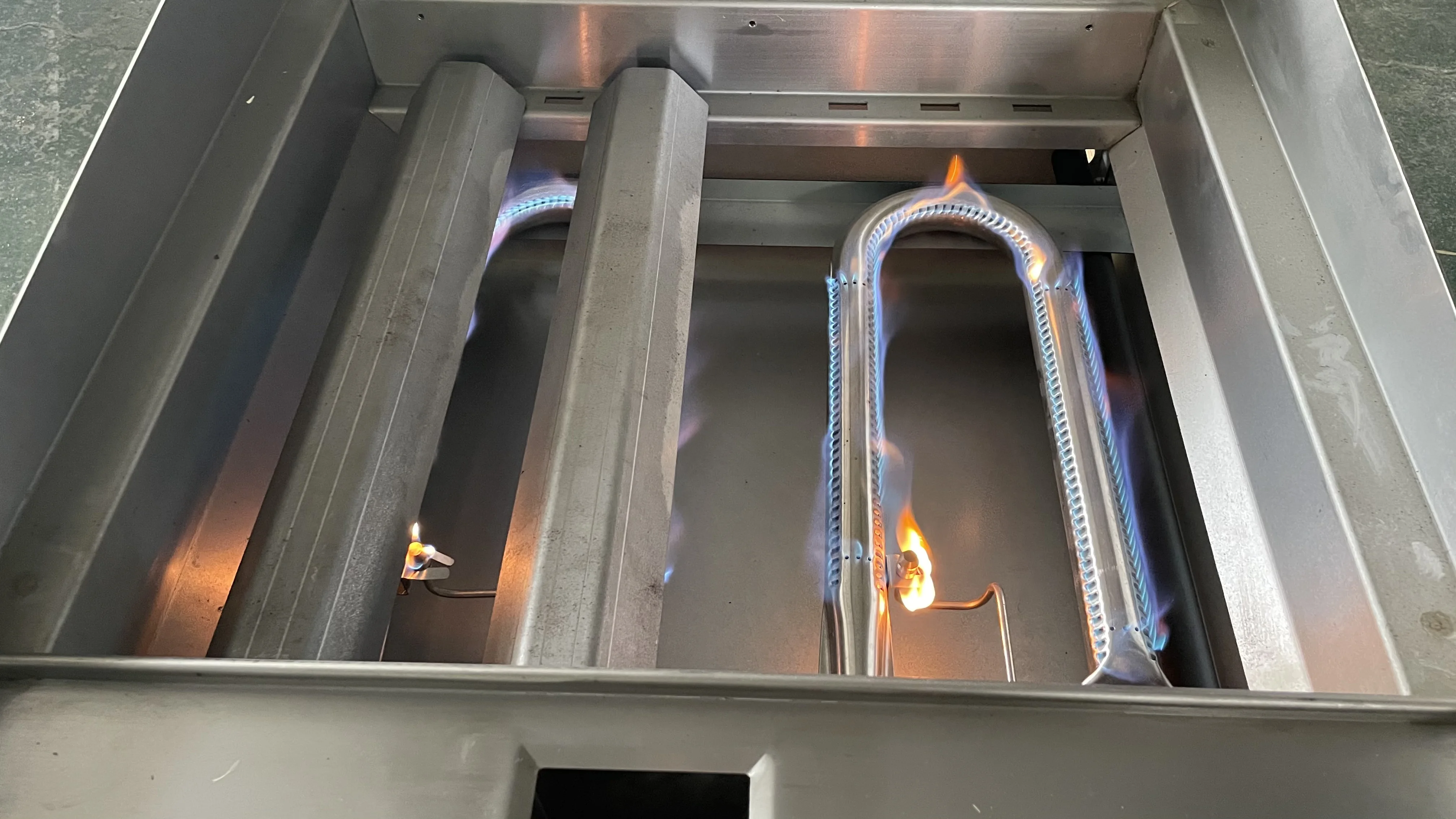 Лидер продаж, столешница, гриль для барбекю, американская плита из нержавеющей стали, 4 горелки BTU35000/пальник, коммерческий ресторан, использование
Лидер продаж, столешница, гриль для барбекю, американская плита из нержавеющей стали, 4 горелки BTU35000/пальник, коммерческий ресторан, использование