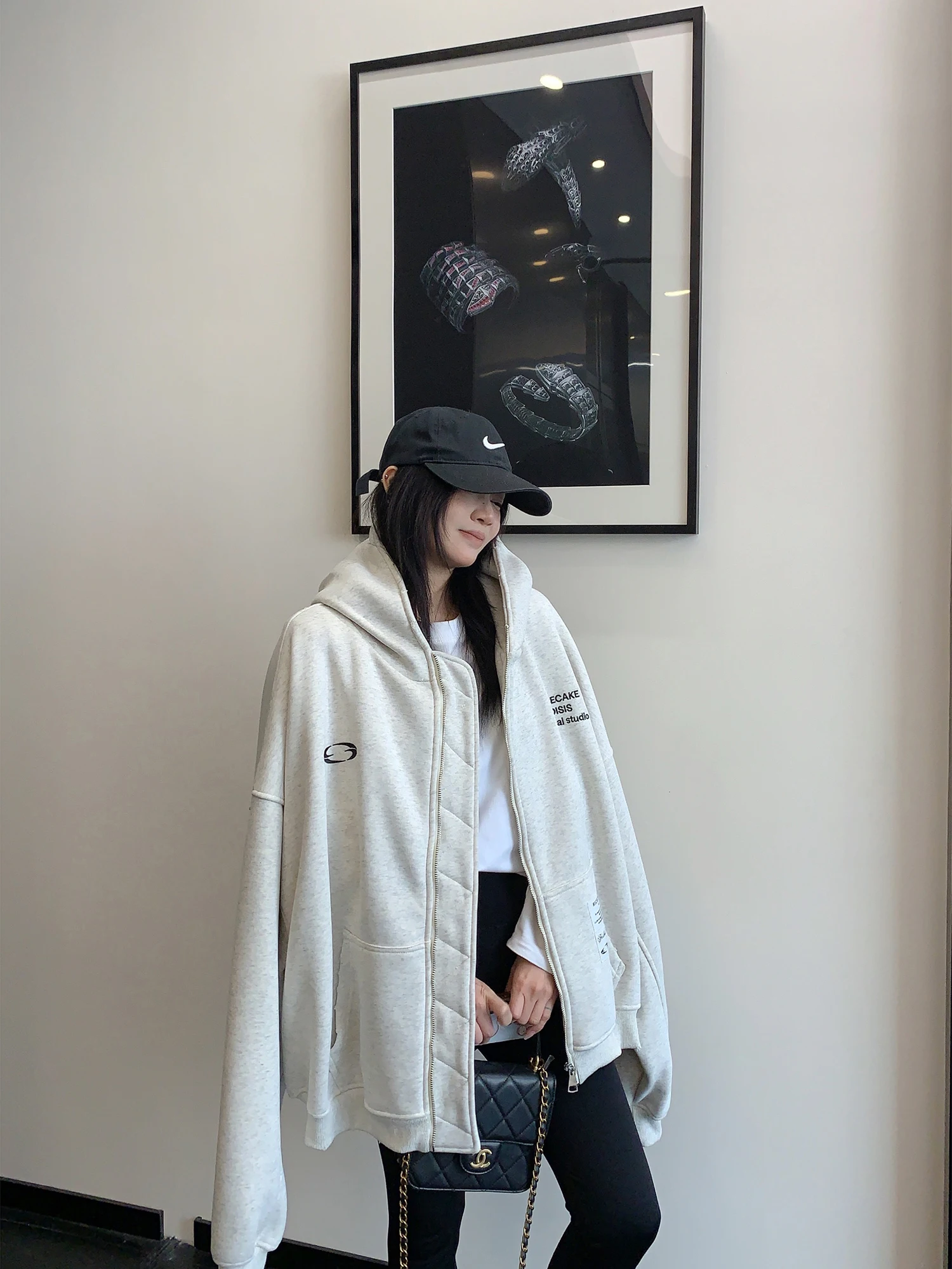 Oversize Loose Fit American Style Thickened Hoodie Jacket Women's Spring Retro Cotton Long Sleeve Coat with Pockets Zipper Cl...
Oversize Loose Fit American Style Thickened Hoodie Jacket Women's Spring Retro Cotton Long Sleeve Coat with Pockets Zipper Cl...