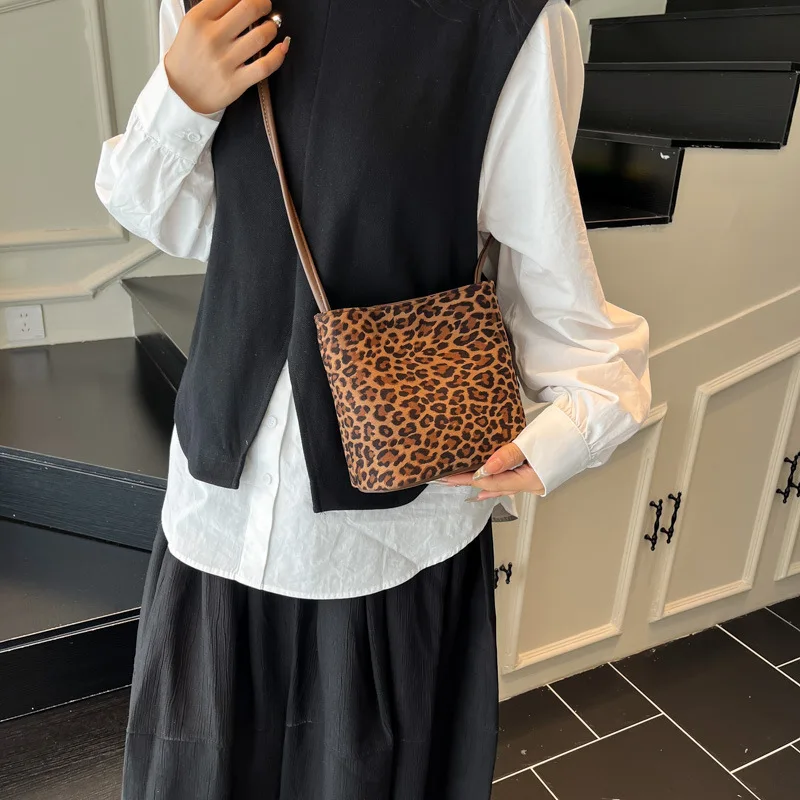 New Women Small Shoulder Bag Korean Minimalist Maillard Suede Crossbody Bag Retro Leopard Print Mini Bucket Bag
New Women Small Shoulder Bag Korean Minimalist Maillard Suede Crossbody Bag Retro Leopard Print Mini Bucket Bag