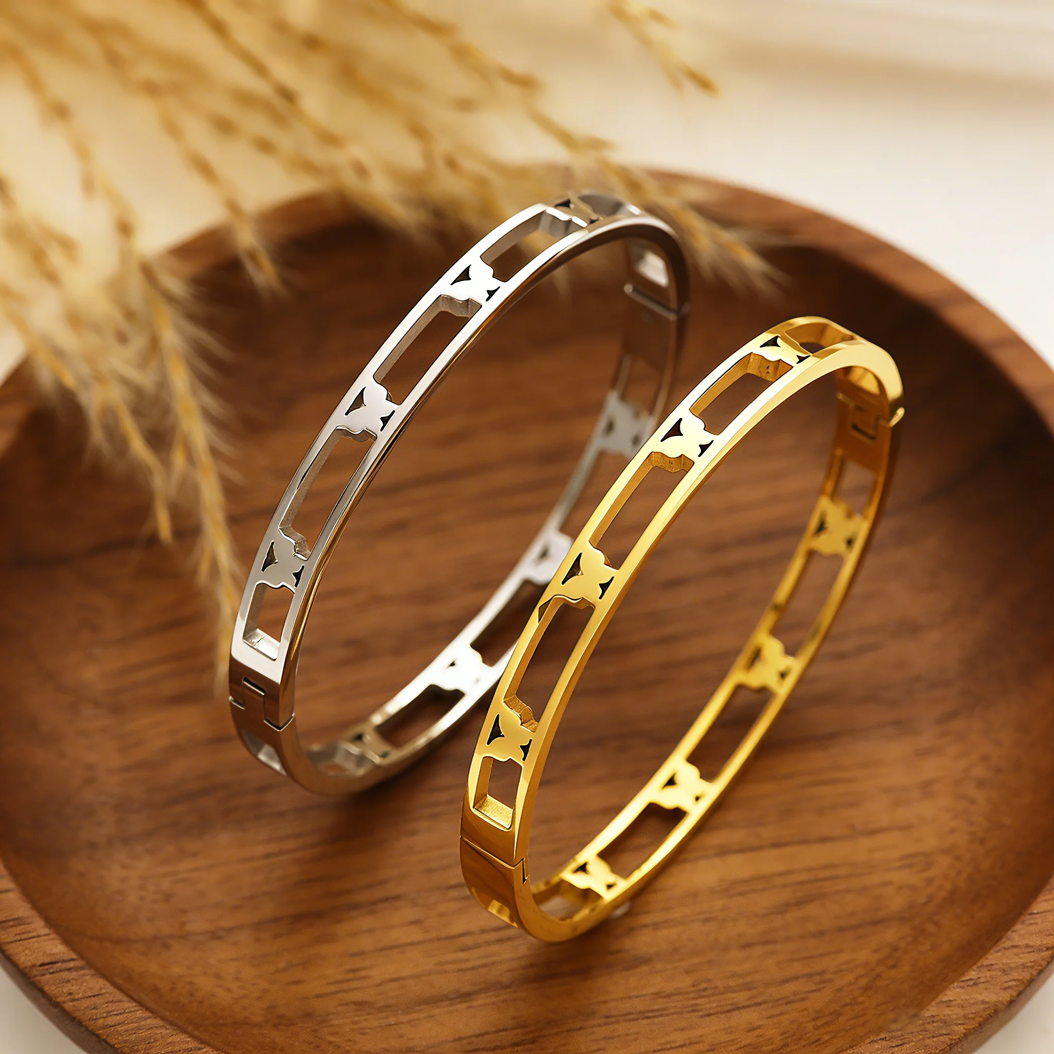 Elegant 18K Gold Plated Stainless Steel Hollow Butterfly Bangle Women Gold Silver Design Brunch Office Fashion Jewelry Accessory
Elegant 18K Gold Plated Stainless Steel Hollow Butterfly Bangle Women Gold Silver Design Brunch Office Fashion Jewelry Accessory