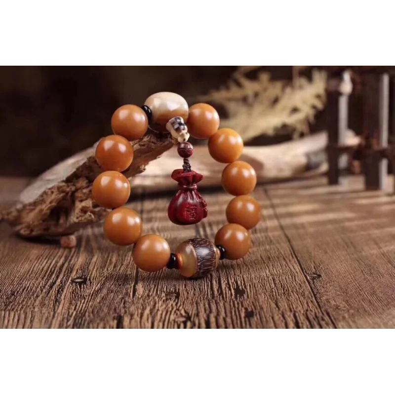 Naturally weathered chicken oil yellow round bead bracelet. The Bodhi root has a fine texture and moderate hardness
Naturally weathered chicken oil yellow round bead bracelet. The Bodhi root has a fine texture and moderate hardness