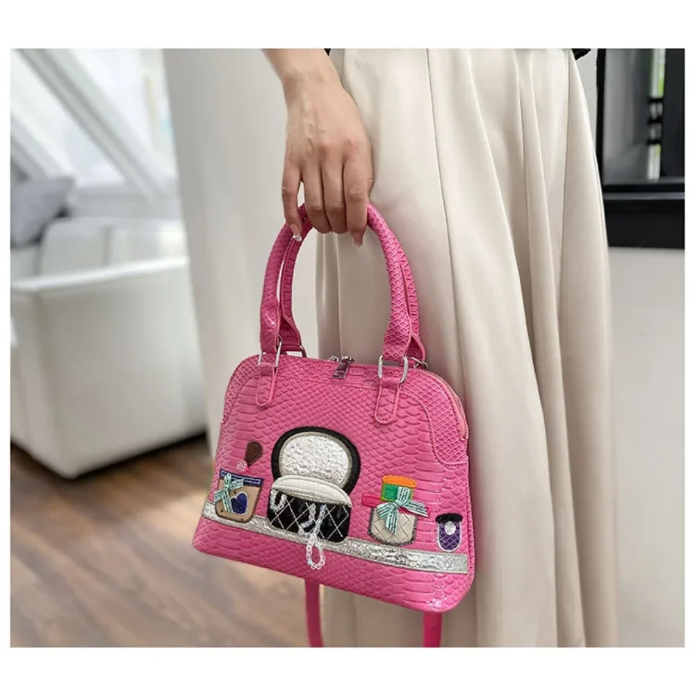 European and American Retro Pic Embroidered Handbag New Trend Shoulder Crossbody Shell Bag
European and American Retro Pic Embroidered Handbag New Trend Shoulder Crossbody Shell Bag