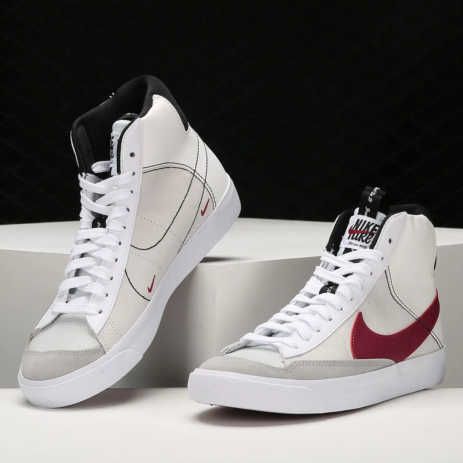 Nike Authentic BLAZER MID 77 SE D Women's GS Sneakers DH8640-101
Nike Authentic BLAZER MID 77 SE D Women's GS Sneakers DH8640-101
