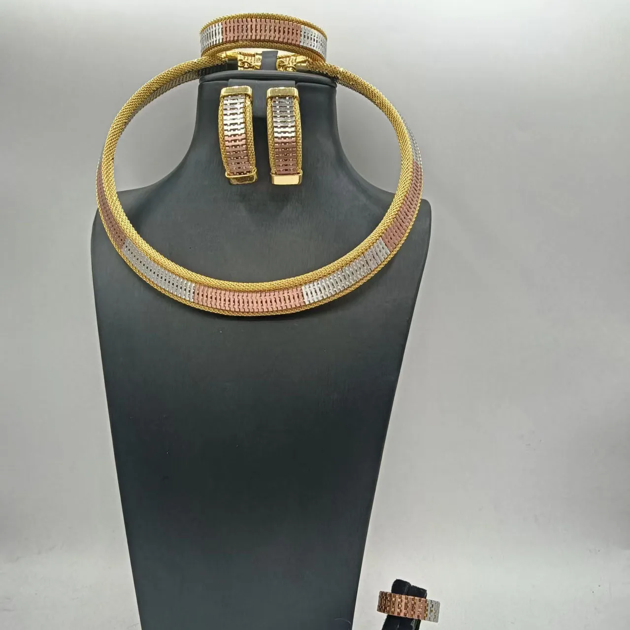 Tri Color Mesh Metal Choker Jewelry Set Women Square Earring Cuff Bangle Ring Luxury African Wedding Statement Collar Party Gift
Tri Color Mesh Metal Choker Jewelry Set Women Square Earring Cuff Bangle Ring Luxury African Wedding Statement Collar Party Gift