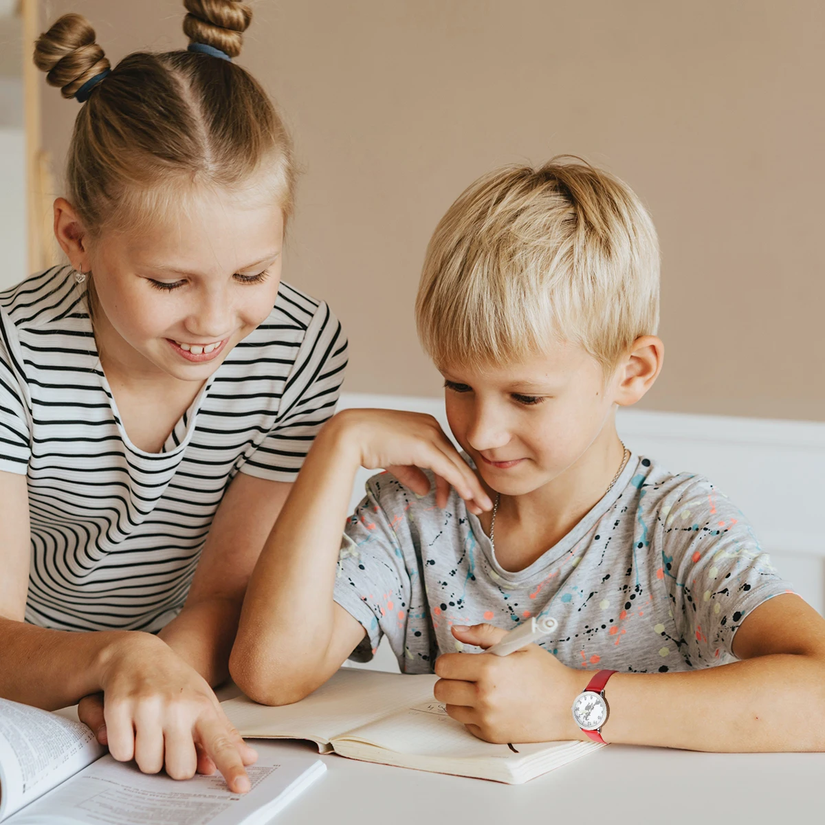 Светящийся в темноте узор ведьмы на Хэллоуин для креативных кварцевых часов, легкий удобный ремешок, прочный подарок
Светящийся в темноте узор ведьмы на Хэллоуин для креативных кварцевых часов, легкий удобный ремешок, прочный подарок