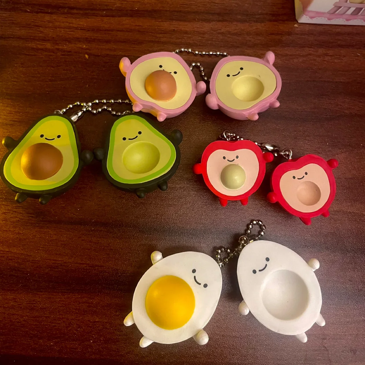 Милый авокадо, вишня, подвеска в виде фасоли, глаза, двухсекционный брелок для еды, мини-сумка, подвеска, глухая коробка, декоративные аксессуары, подарки для девочек
Милый авокадо, вишня, подвеска в виде фасоли, глаза, двухсекционный брелок для еды, мини-сумка, подвеска, глухая коробка, декоративные аксессуары, подарки для девочек