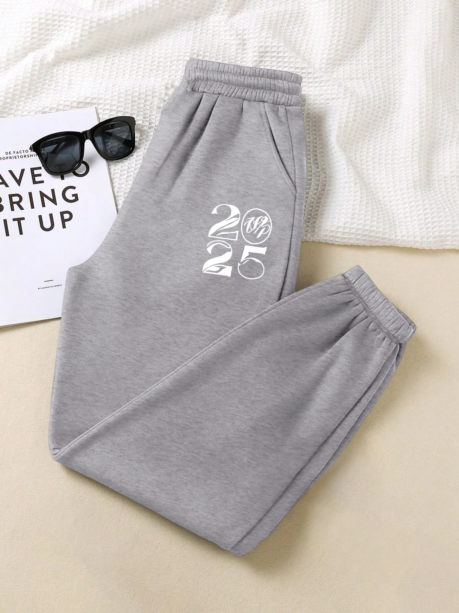Cursive 2025 Number Print Women Sweatpants Elastic Cuff Loose Casual New Year Outfit Pocket Jogging Pants
Cursive 2025 Number Print Women Sweatpants Elastic Cuff Loose Casual New Year Outfit Pocket Jogging Pants