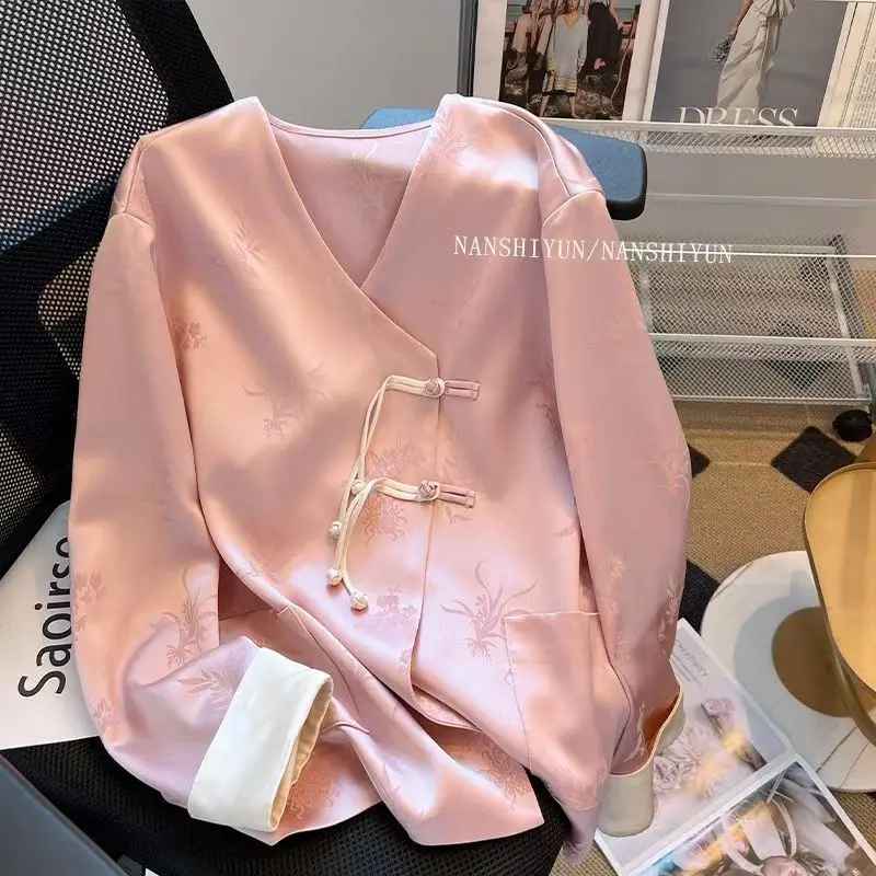 2025 Spring Autumn Casual Thin Satin Chinese Style Vintage Button Shirt Elegant Pink V Neck Long Sleeve Loose Hanfu Design Tops
2025 Spring Autumn Casual Thin Satin Chinese Style Vintage Button Shirt Elegant Pink V Neck Long Sleeve Loose Hanfu Design Tops
