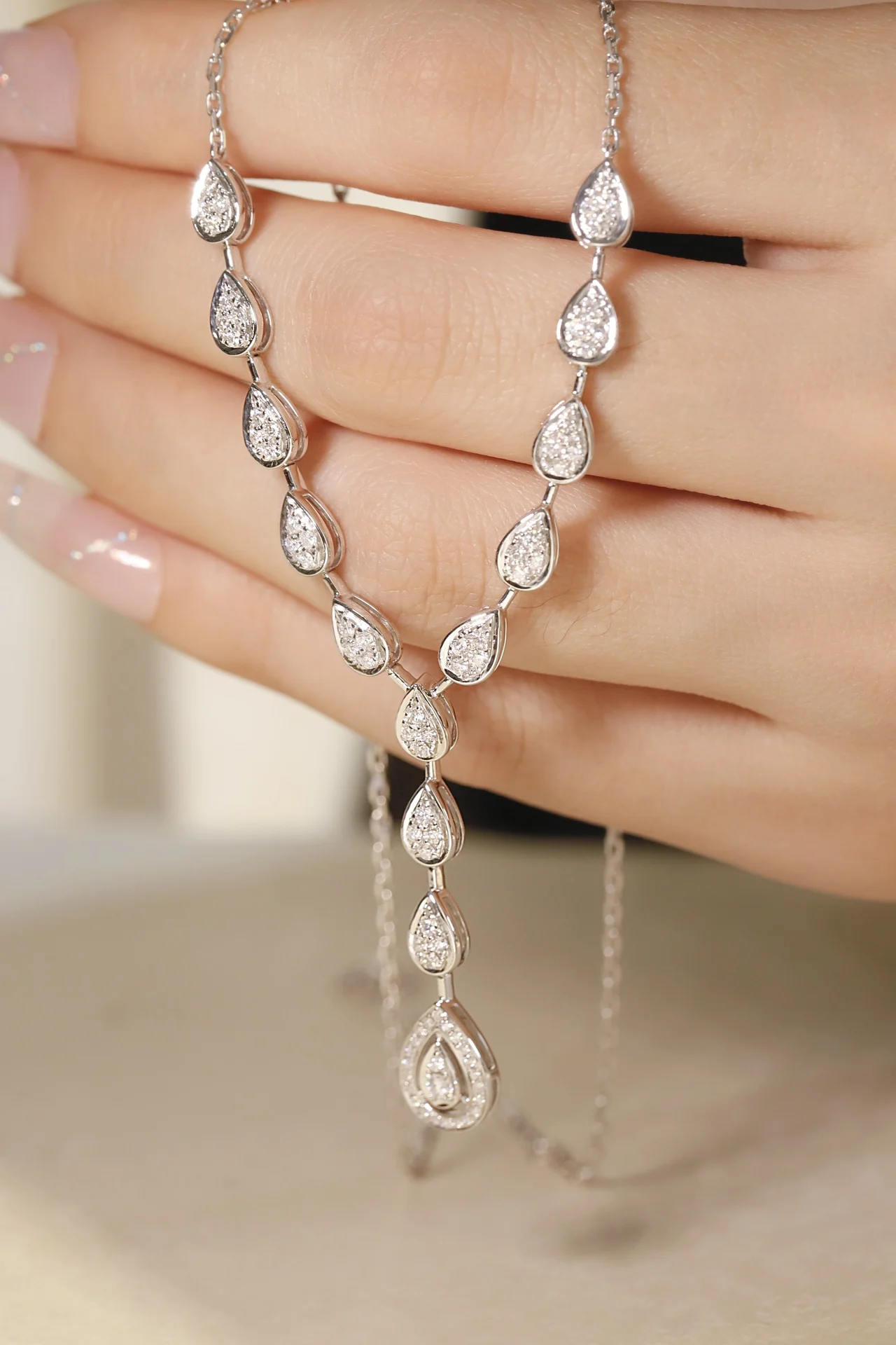 Pure silver S925 women's jewelry exquisite and simple water droplet necklace for banquet occasions, wearing temperament
Pure silver S925 women's jewelry exquisite and simple water droplet necklace for banquet occasions, wearing temperament