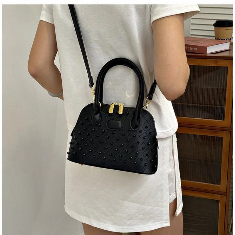 Fashionable Women's Tote Bag Crafted From Arrow-Patterned Leather Featuring Casual Simple Vintage And High-End Long-Lasting Look
Fashionable Women's Tote Bag Crafted From Arrow-Patterned Leather Featuring Casual Simple Vintage And High-End Long-Lasting Look