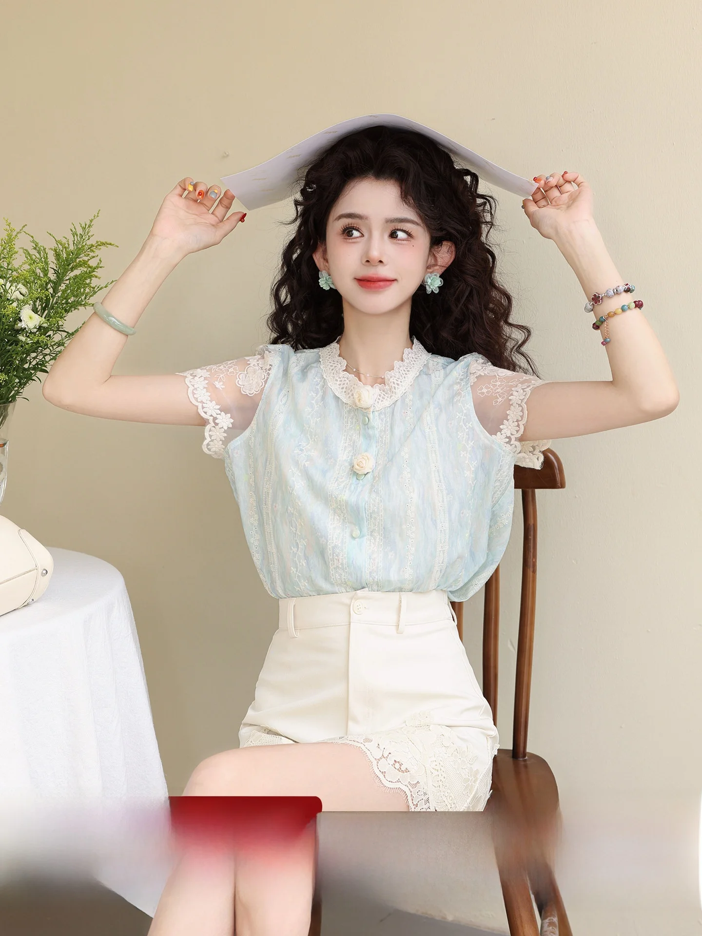 Chen Jiajie Short Sleeve Lace Patchwork Shirt Women's Style 2026 New Design Sensation Elegant Top Vintage Style Loose Fit
Chen Jiajie Short Sleeve Lace Patchwork Shirt Women's Style 2026 New Design Sensation Elegant Top Vintage Style Loose Fit
