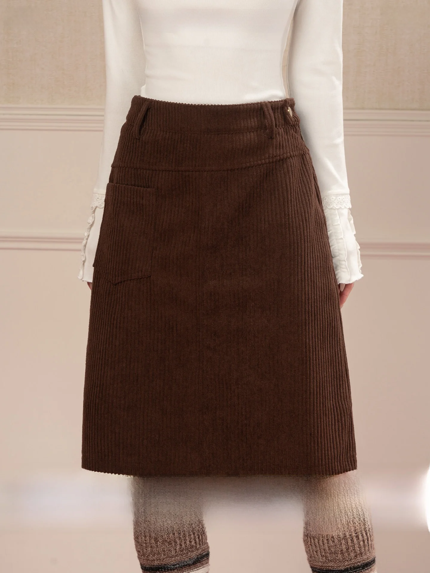 Новая женская зимняя юбка миди из вельвета с вертикальными полосками цвета кофе, прямого кроя, с высокой талией, прикрывающая бедра, подчеркивающая фигуру.
Новая женская зимняя юбка миди из вельвета с вертикальными полосками цвета кофе, прямого кроя, с высокой талией, прикрывающая бедра, подчеркивающая фигуру.