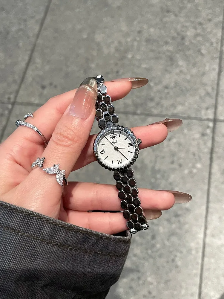 Роскошные женские часы 2026, новая коллекция, элитные и изысканные, маленькие и стильные круглые часы для женщин, женские аксессуары
Роскошные женские часы 2026, новая коллекция, элитные и изысканные, маленькие и стильные круглые часы для женщин, женские аксессуары