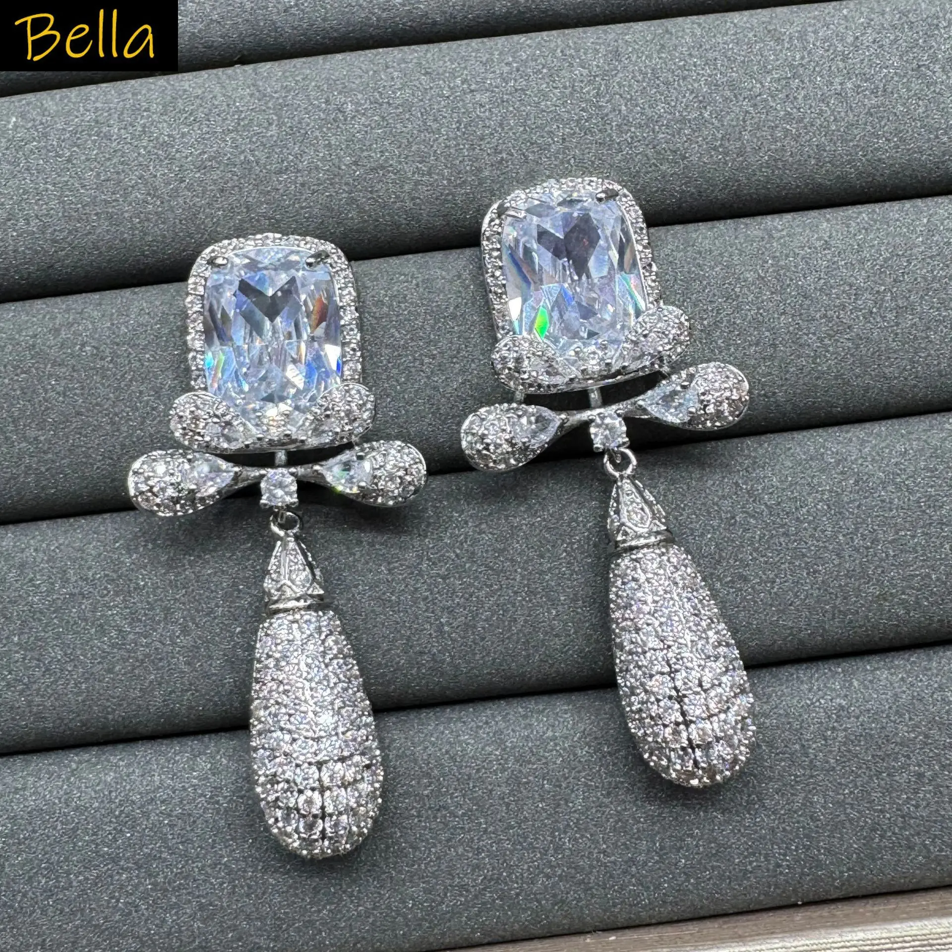 Luxury Cubic Zirconia Teardrop Earrings for women shiny jewelry Statement Earrings for Wedding Party Evening
Luxury Cubic Zirconia Teardrop Earrings for women shiny jewelry Statement Earrings for Wedding Party Evening