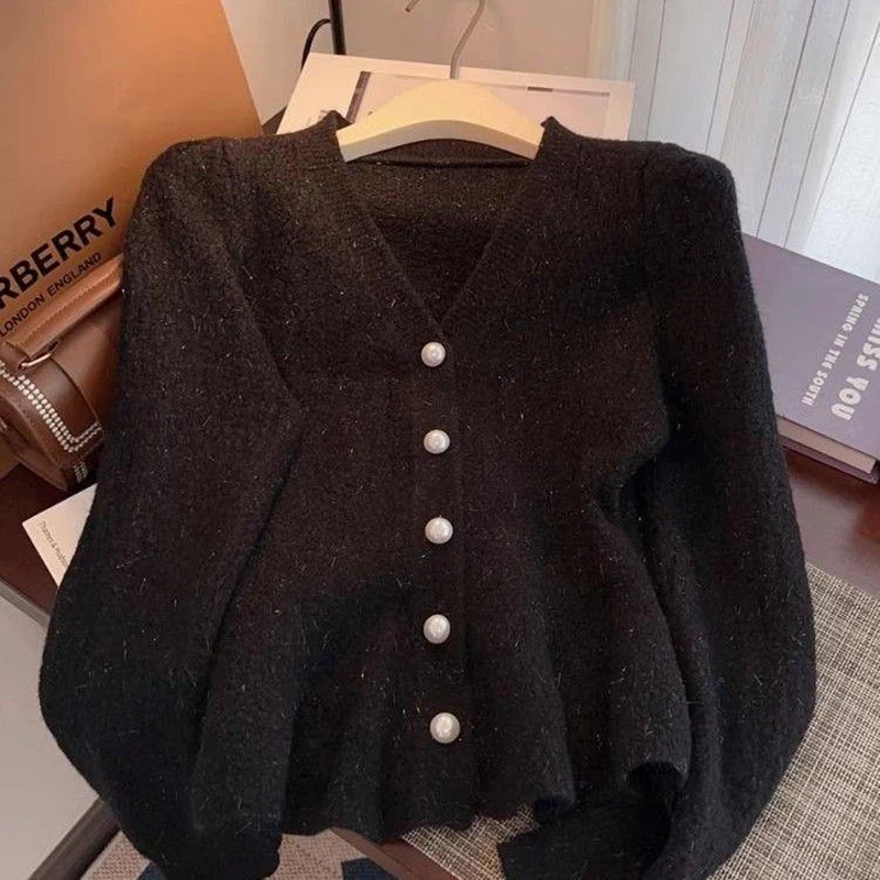 Women's Autumn and Winter Niche Design Fashionable Knitted Cardigan French Style High-end Temperament V-neck Sweater
Women's Autumn and Winter Niche Design Fashionable Knitted Cardigan French Style High-end Temperament V-neck Sweater