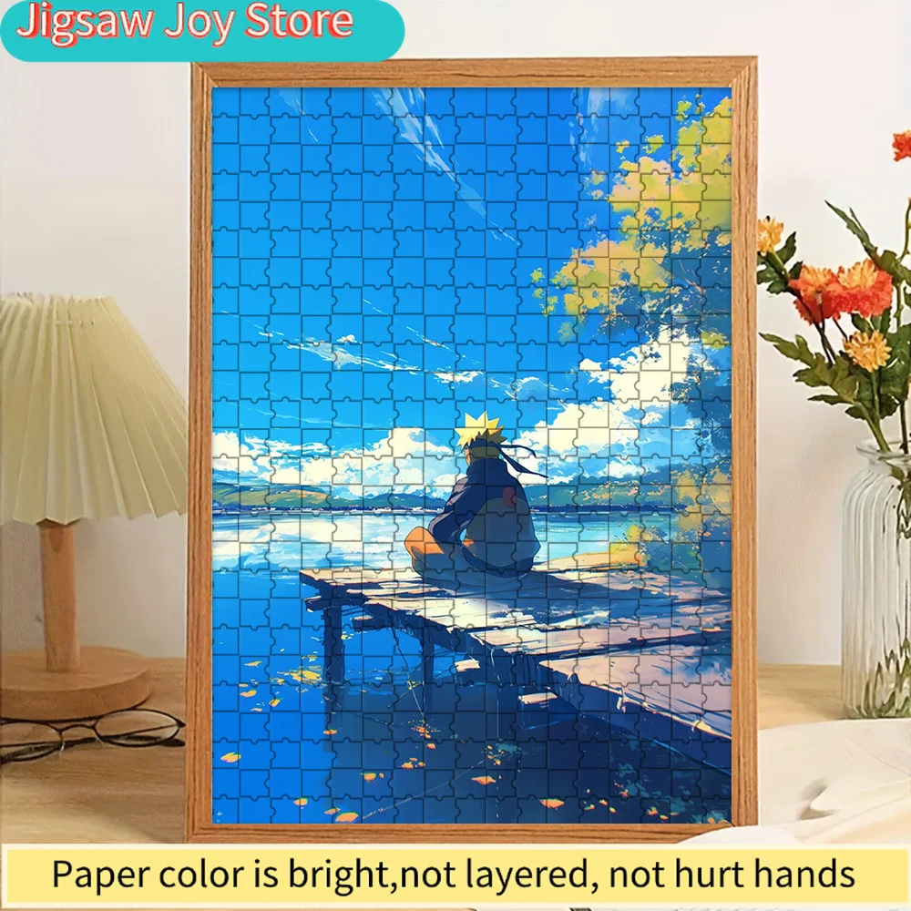 Аниме-фигурка Наруто Узумаки, сидящего на деревянном причале у озера, с изображением спокойного голубого озера, плавающих листьев, зеленых ветвей деревьев и яркого неба.
Аниме-фигурка Наруто Узумаки, сидящего на деревянном причале у озера, с изображением спокойного голубого озера, плавающих листьев, зеленых ветвей деревьев и яркого неба.