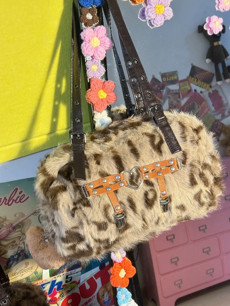 Autumn and Winter New Plush Bag Retro Large Capacity Shoulder Bags Versatile Commuter Bag for Women
Autumn and Winter New Plush Bag Retro Large Capacity Shoulder Bags Versatile Commuter Bag for Women