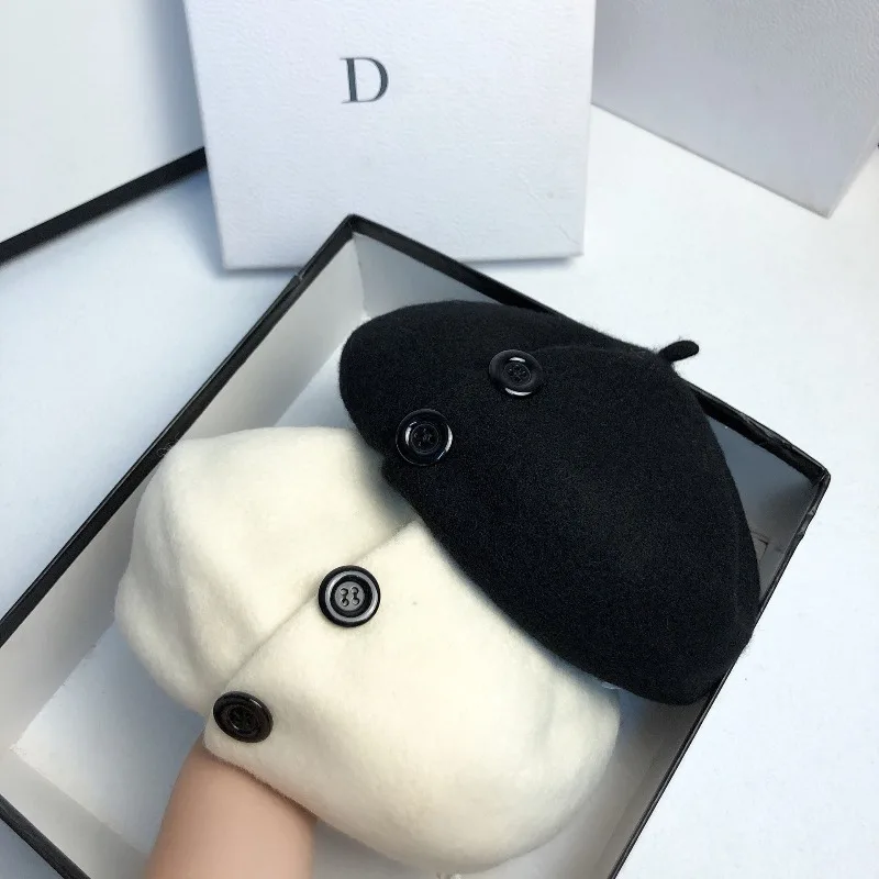 2025 Wool Blend Beret Women Metal Button Designer Inspired Black White Retro Vintage Face Slimming Winter Warm Daily Chic Free 
2025 Wool Blend Beret Women Metal Button Designer Inspired Black White Retro Vintage Face Slimming Winter Warm Daily Chic Free