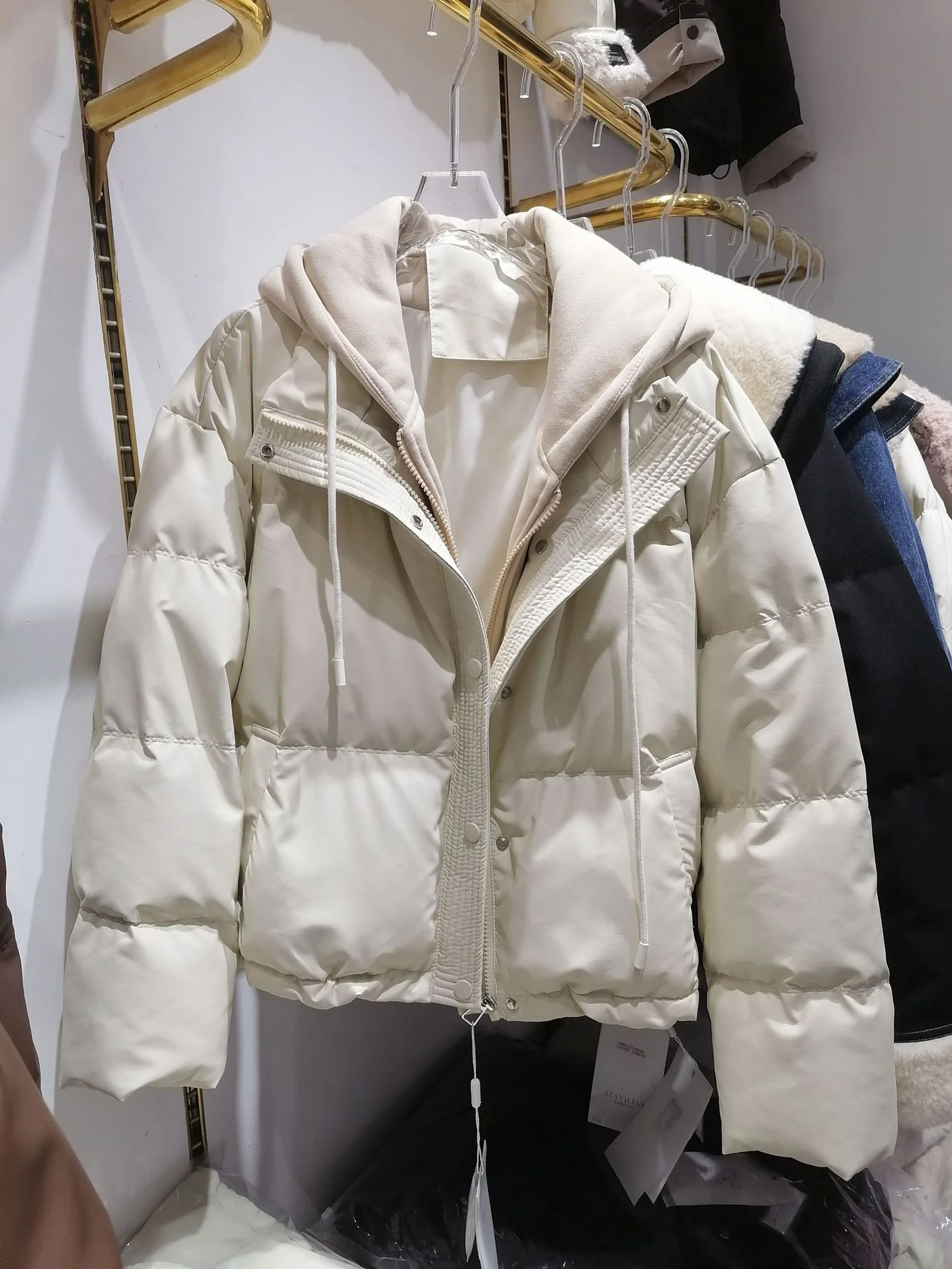 Korean Version PU Waterproof Cotton Jacket Women's 2025 New Fake two-piece Hooded Coat Women's Autumn Winter Thick Warm Top
Korean Version PU Waterproof Cotton Jacket Women's 2025 New Fake two-piece Hooded Coat Women's Autumn Winter Thick Warm Top