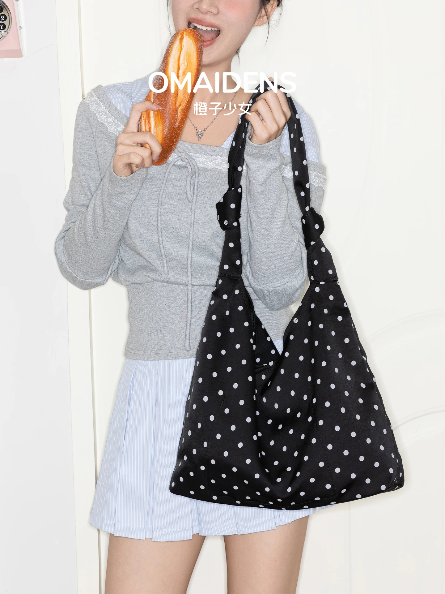 Retro Black White Polka Dot Canvas Underarm Single Shoulder Tote Bag Large Capacity Commuter Lazy Crossbody Bag for Women
Retro Black White Polka Dot Canvas Underarm Single Shoulder Tote Bag Large Capacity Commuter Lazy Crossbody Bag for Women