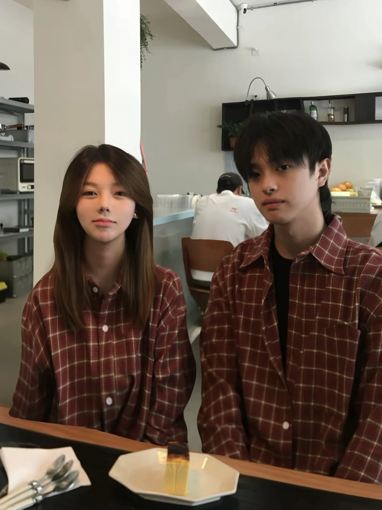 Повседневное свободное длинное пальто в клетку в стиле ретро в американском стиле с потертостями для пар, дышащее пальто из полиэфирного волокна
Повседневное свободное длинное пальто в клетку в стиле ретро в американском стиле с потертостями для пар, дышащее пальто из полиэфирного волокна