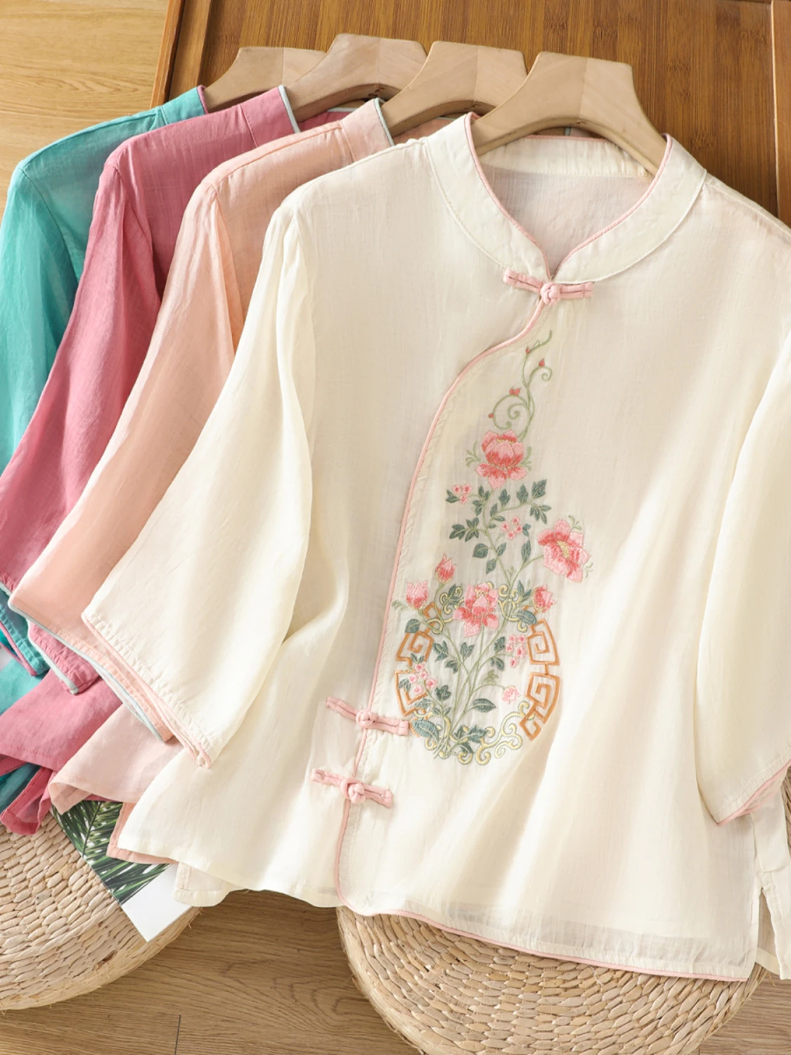 Элегантный женский топ из хлопка и льна с вышивкой, воротником-стойкой, свободного кроя, в стиле ретро, однотонный, прямой силуэт
Элегантный женский топ из хлопка и льна с вышивкой, воротником-стойкой, свободного кроя, в стиле ретро, однотонный, прямой силуэт