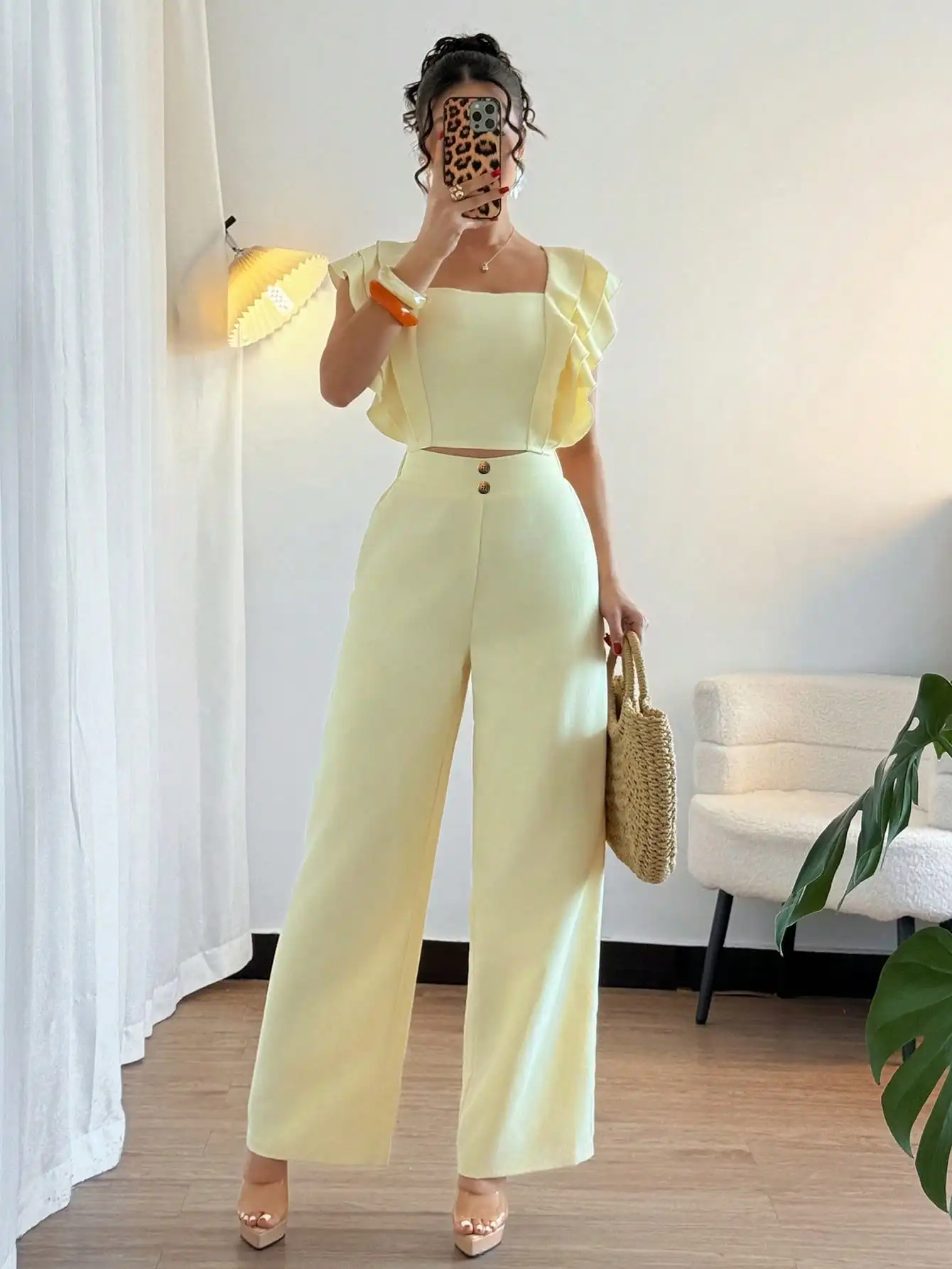 Элегантный летний комплект из двух предметов: укороченный топ с квадратным вырезом и рюшами на рукавах и брюки с широкими штанинами
Элегантный летний комплект из двух предметов: укороченный топ с квадратным вырезом и рюшами на рукавах и брюки с широкими штанинами